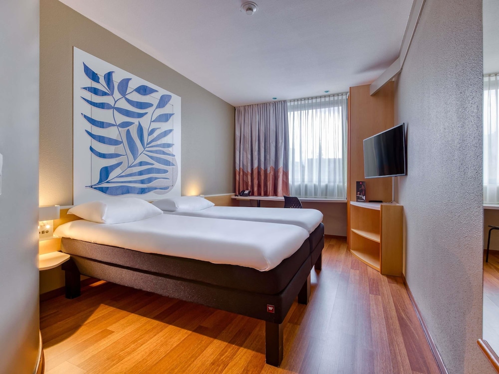 Habitación estándar con 2 camas individuales del hotel Ibis Heilbronn City. Foto 10