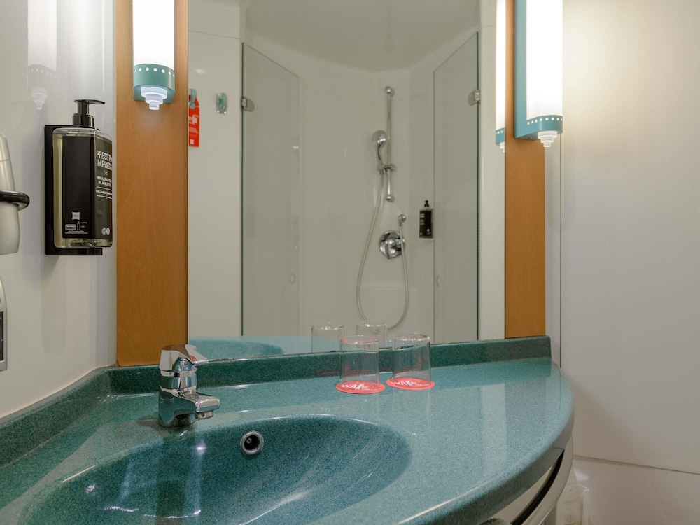 Habitación estándar con 2 camas individuales del hotel Ibis Heilbronn City. Foto 11