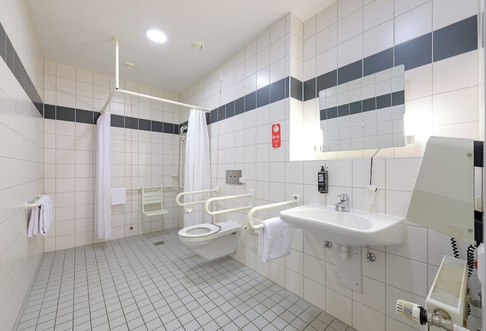 Habitación estándar con 2 camas individuales del hotel Ibis Heilbronn City. Foto 14