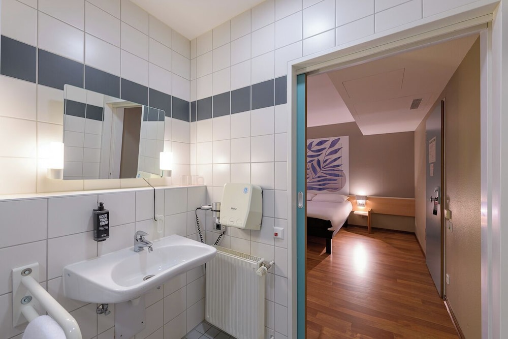 Habitación estándar con 2 camas individuales del hotel Ibis Heilbronn City. Foto 15