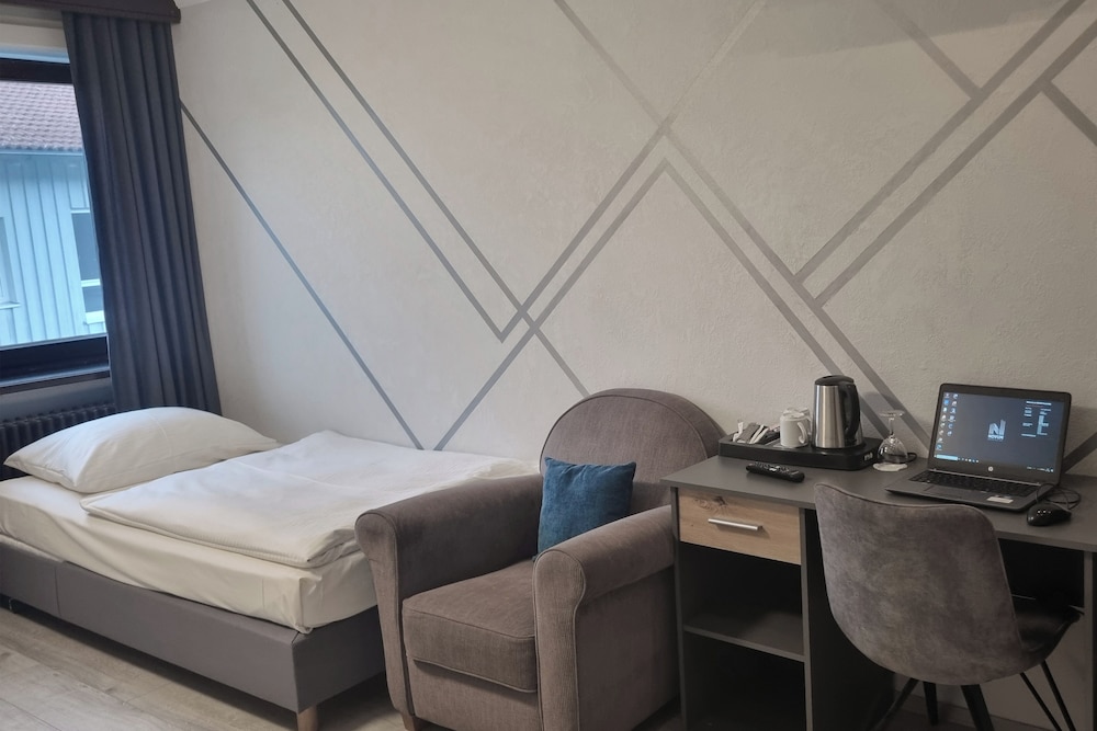 Habitacion Standard con 1 cama doble y 1 cama individual del hotel Mercure Ingolstadt. Foto 1