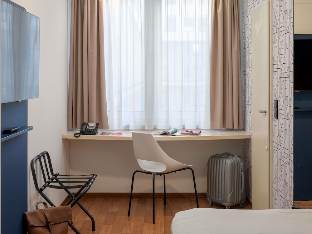 Habitación estándar con 2 camas individuales del hotel Ibis Nürnberg Hauptbahnhof. Foto 2