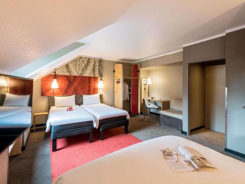 Room with a Double Bed and One Single Bed del hotel Ibis Regensburg City. Foto 2