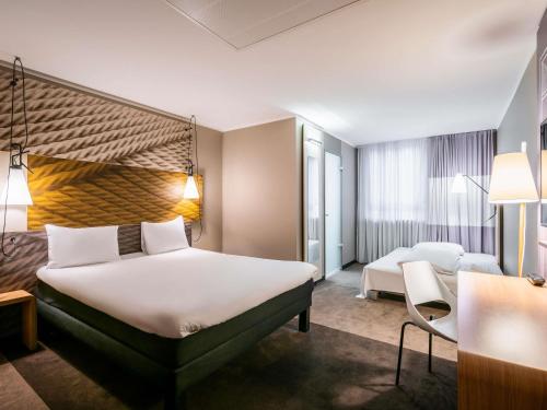 Habitación Doble Confort con sofá cama del hotel Ibis Muenchen City. Foto 1