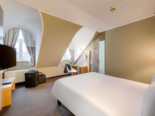 Habitación Doble Confort con sofá cama del hotel Ibis Muenchen City. Foto 3