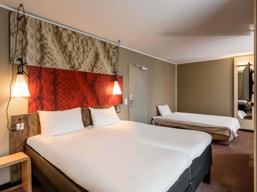 Habitación Doble Confort con sofá cama del hotel Ibis Muenchen City. Foto 4