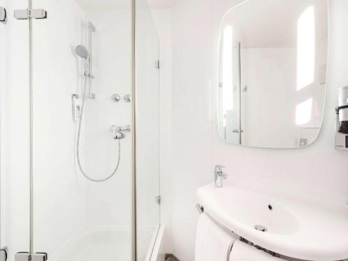 Habitación Doble Confort con sofá cama del hotel Ibis Muenchen City. Foto 8