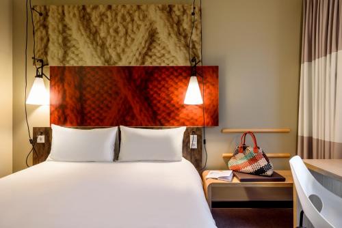 Habitación Doble Confort con sofá cama del hotel Ibis Muenchen City. Foto 10