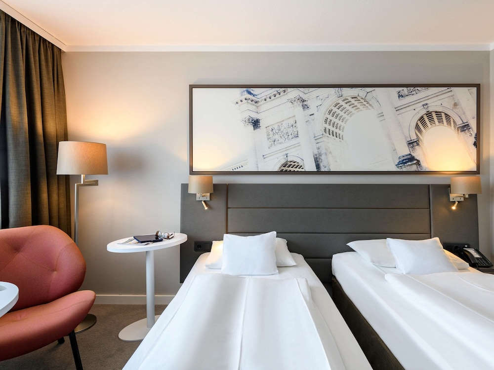 Habitación Superior con Cama Doble y Vistas al Patio del hotel MERCURE MUNCHEN SCHWABING. Foto 1