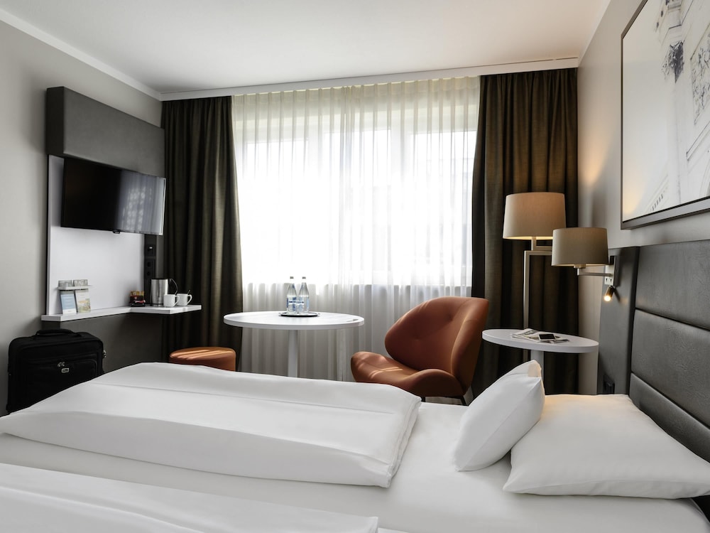 Habitación Superior con Cama Doble y Vistas al Patio del hotel MERCURE MUNCHEN SCHWABING. Foto 3