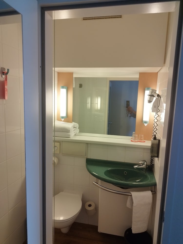 Habitación Estándar con 1 cama doble del hotel Ibis Ulm City. Foto 6