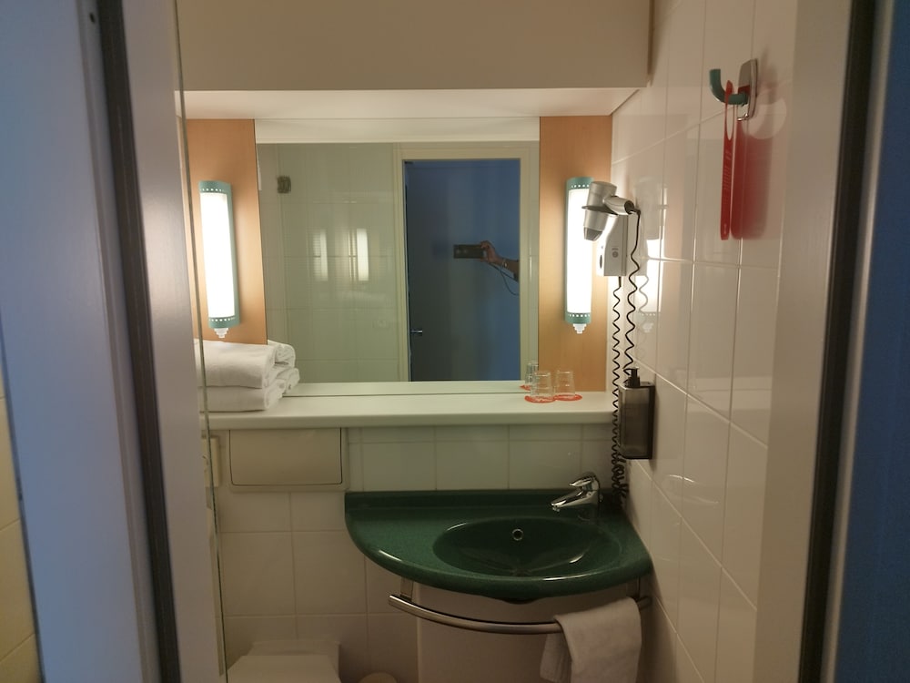 Habitación estándar con 2 camas individuales del hotel Ibis Ulm City. Foto 7