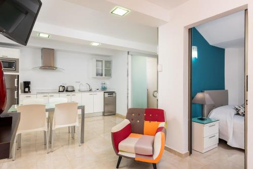 Suite Junior con terraza del hotel Casas Pepe Apartments and Spa- Adults Only. Foto 9