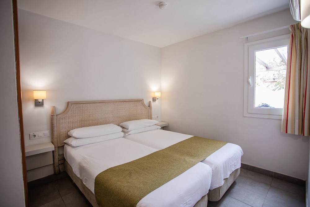 Bungalow clásico, junto a la piscina del hotel Caybeach Princess. Foto 2