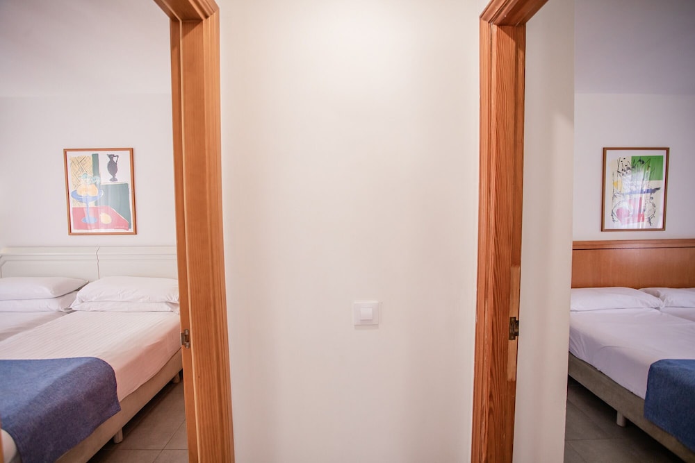 Bungalow Balcón o Terraza 2 habitaciones Vista Patio Con Vistas Sofá Cama incluido 4 camas individuales del hotel Caybeach Princess. Foto 2