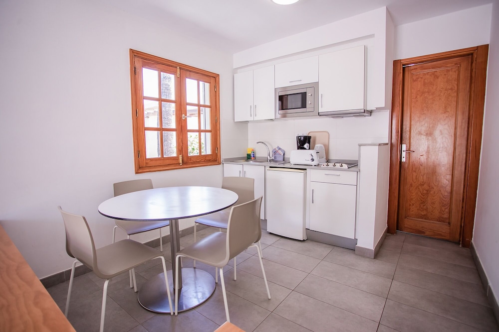 Bungalow Balcón o Terraza 2 habitaciones Vista Patio Con Vistas Sofá Cama incluido 4 camas individuales del hotel Caybeach Princess. Foto 3