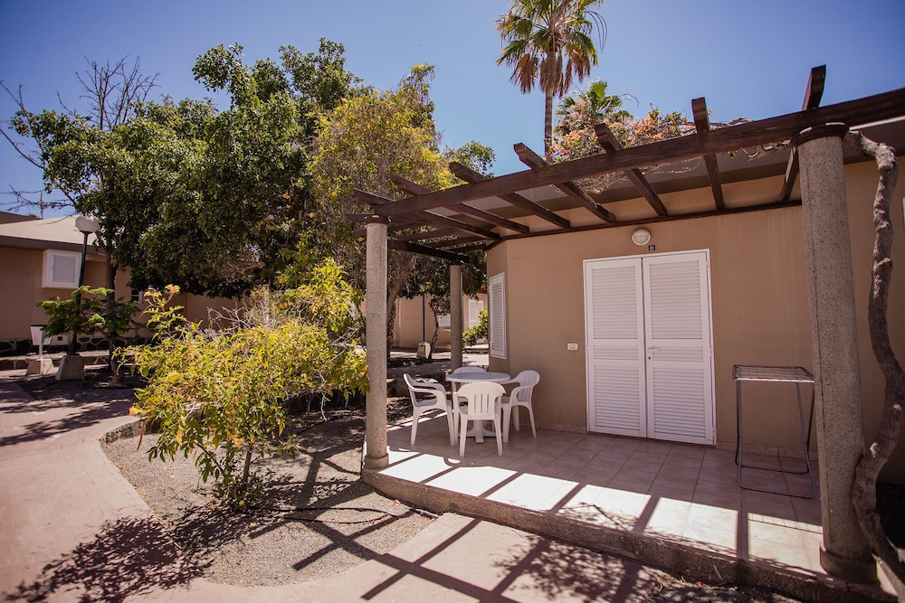 Bungalow Balcón o Terraza 2 habitaciones Vista Patio Con Vistas Sofá Cama incluido 4 camas individuales del hotel Caybeach Princess. Foto 4