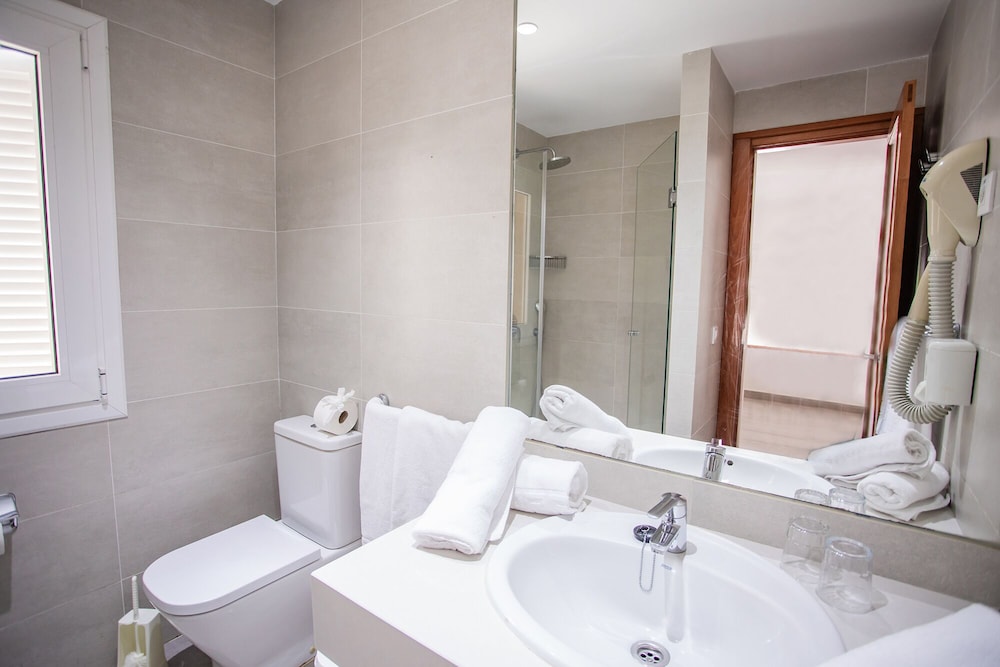 Bungalow Balcón o Terraza 2 habitaciones Vista Patio Con Vistas Sofá Cama incluido 4 camas individuales del hotel Caybeach Princess. Foto 7