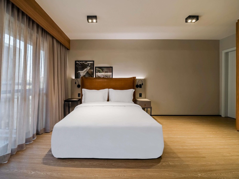 Habitación Deluxe adaptada con balcón y 1 cama doble del hotel Grand Mercure SP Itaim Bibi