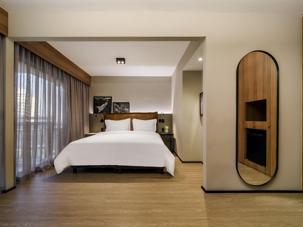 Habitación Superior con 1 cama king size y balcón del hotel Grand Mercure SP Itaim Bibi