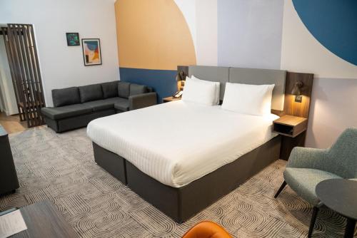 Habitación Premium con cama extragrande y sofá cama del hotel Holiday Inn London - Whitechapel. Foto 3