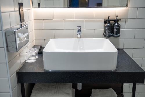 Suite con cama extragrande y zona de comedor y zona de cocina adicionales del hotel Holiday Inn London - Whitechapel