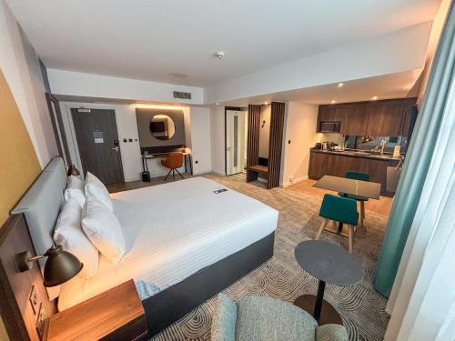 Suite con cama extragrande y zona de comedor y zona de cocina adicionales del hotel Holiday Inn London - Whitechapel. Foto 1