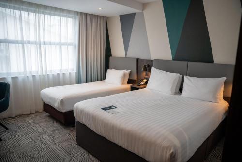 Habitación Estándar con cama doble e individual del hotel Holiday Inn London - Whitechapel. Foto 4
