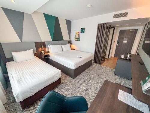 Habitación Estándar con cama doble e individual del hotel Holiday Inn London - Whitechapel. Foto 6