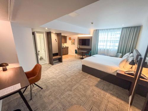 Suite con cama extragrande y zona de comedor y zona de cocina adicionales del hotel Holiday Inn London - Whitechapel