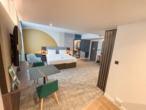 Suite con cama extragrande y zona de comedor y zona de cocina adicionales del hotel Holiday Inn London - Whitechapel. Foto 2