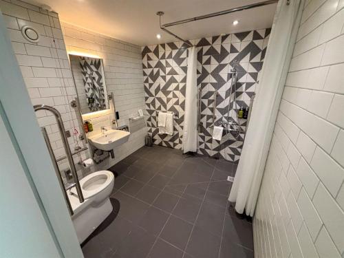 Habitación Doble Estándar - Adaptada para personas con discapacidad del hotel Holiday Inn London - Whitechapel. Foto 3