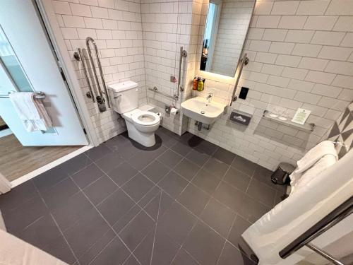 Habitación Doble Estándar - Adaptada para personas con discapacidad del hotel Holiday Inn London - Whitechapel. Foto 5