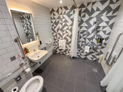 Habitación Doble Estándar - Adaptada para personas con discapacidad del hotel Holiday Inn London - Whitechapel. Foto 6