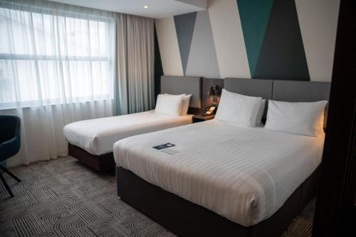 Habitación Estándar con cama doble e individual del hotel Holiday Inn London - Whitechapel. Foto 1
