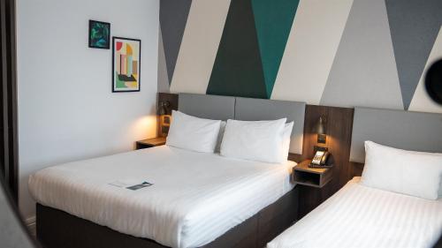 Habitación Estándar con cama doble e individual del hotel Holiday Inn London - Whitechapel. Foto 2
