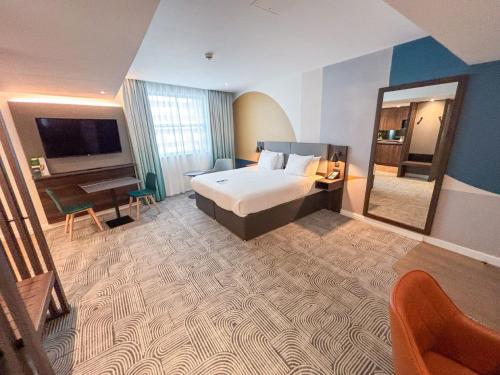 Suite con cama extragrande y zona de comedor y zona de cocina adicionales del hotel Holiday Inn London - Whitechapel