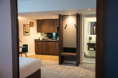 Suite con cama extragrande y zona de comedor y zona de cocina adicionales del hotel Holiday Inn London - Whitechapel. Foto 3