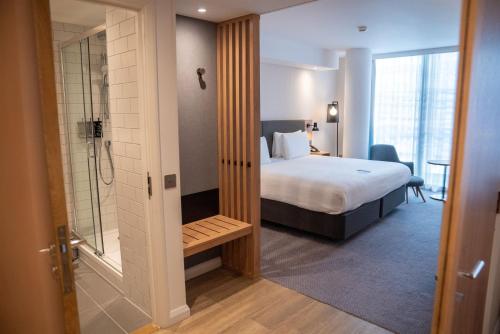 Habitación Premium con cama extragrande del hotel Holiday Inn London - Whitechapel. Foto 5