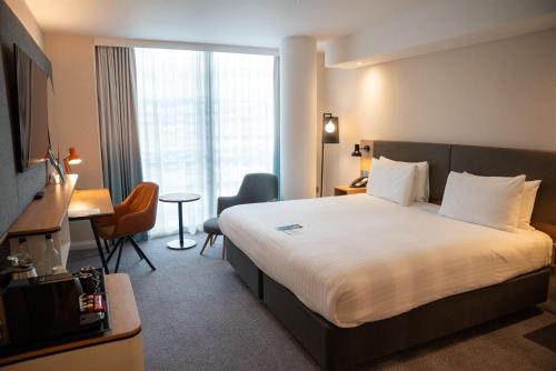 Habitación Premium con cama extragrande del hotel Holiday Inn London - Whitechapel. Foto 7