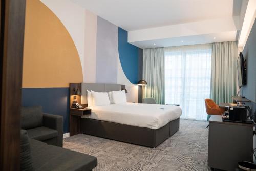 Habitación Premium con cama extragrande y sofá cama del hotel Holiday Inn London - Whitechapel. Foto 6