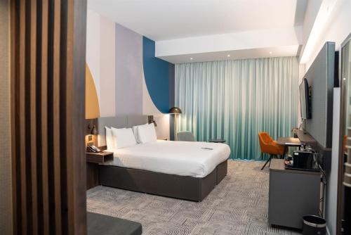 Habitación Premium con cama extragrande y sofá cama del hotel Holiday Inn London - Whitechapel. Foto 7