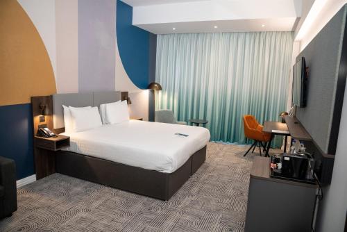Habitación Premium con cama extragrande y sofá cama del hotel Holiday Inn London - Whitechapel. Foto 9