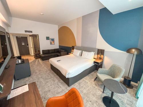Habitación Premium con cama extragrande y sofá cama del hotel Holiday Inn London - Whitechapel. Foto 10