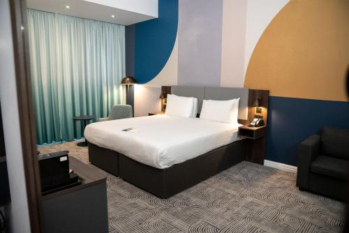 Habitación Premium con cama extragrande y sofá cama del hotel Holiday Inn London - Whitechapel. Foto 11