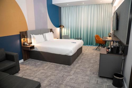 Habitación Premium con cama extragrande y sofá cama del hotel Holiday Inn London - Whitechapel. Foto 12