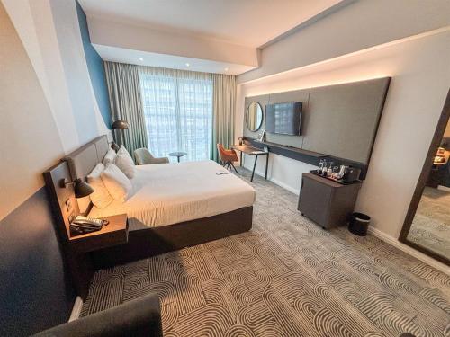 Habitación Premium con cama extragrande y sofá cama del hotel Holiday Inn London - Whitechapel. Foto 13