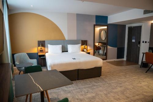 Suite con cama extragrande y zona de comedor y zona de cocina adicionales del hotel Holiday Inn London - Whitechapel. Foto 5