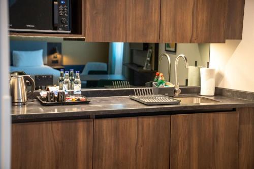 Suite con cama extragrande y zona de comedor y zona de cocina adicionales del hotel Holiday Inn London - Whitechapel. Foto 6