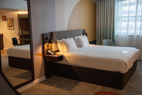 Suite con cama extragrande y zona de comedor y zona de cocina adicionales del hotel Holiday Inn London - Whitechapel. Foto 7